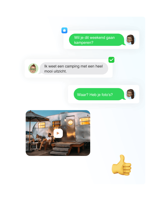 Mensen smsen op de telefoon