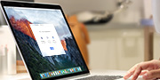 Person tippt auf Laptop