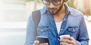 Mann mit Hut und Telefon