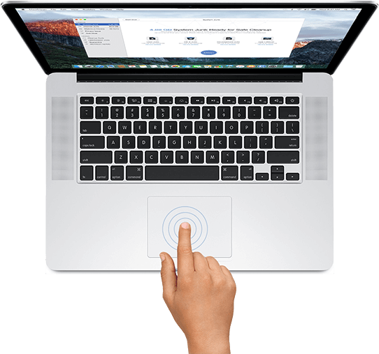 Main appuyant sur le bouton de lordinateur portable